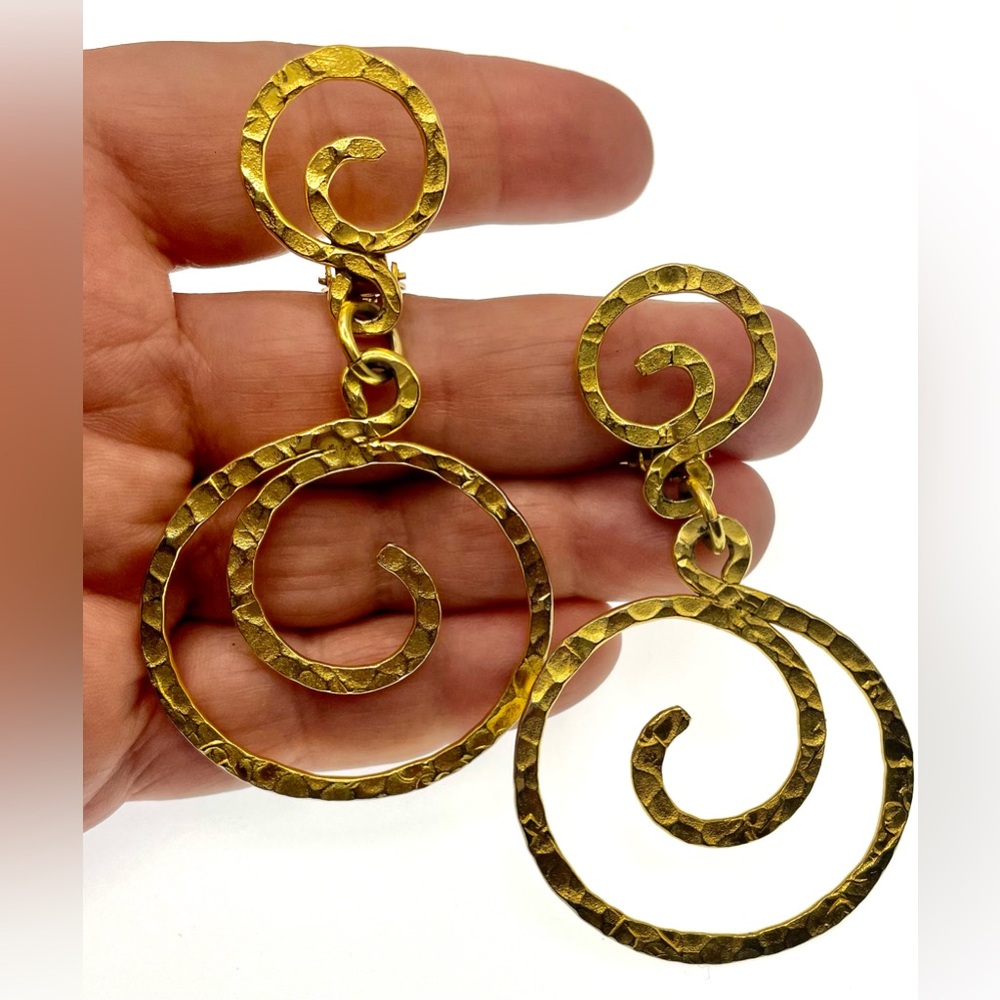 Vintage Gold Tone Hammered Scroll Design Dangle Clip In Earrings Made in Greece - Picture 8 of 9